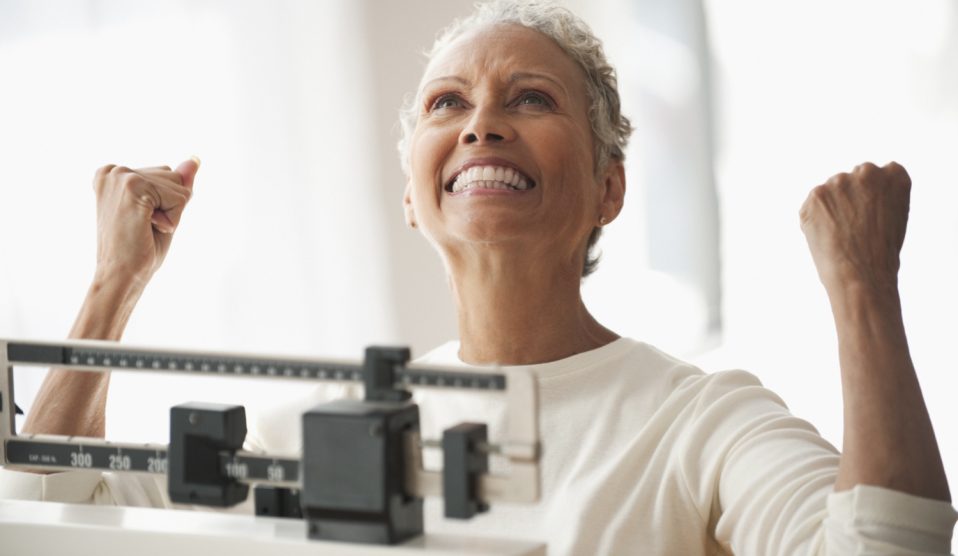 Egy idős nő örül, hogy lefogyott