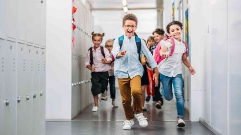 Gyerekek szaladnak az iskolában