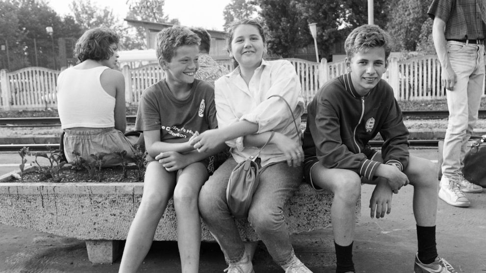 gyerekek régen a vasútállomáson fekete-fehér fotó