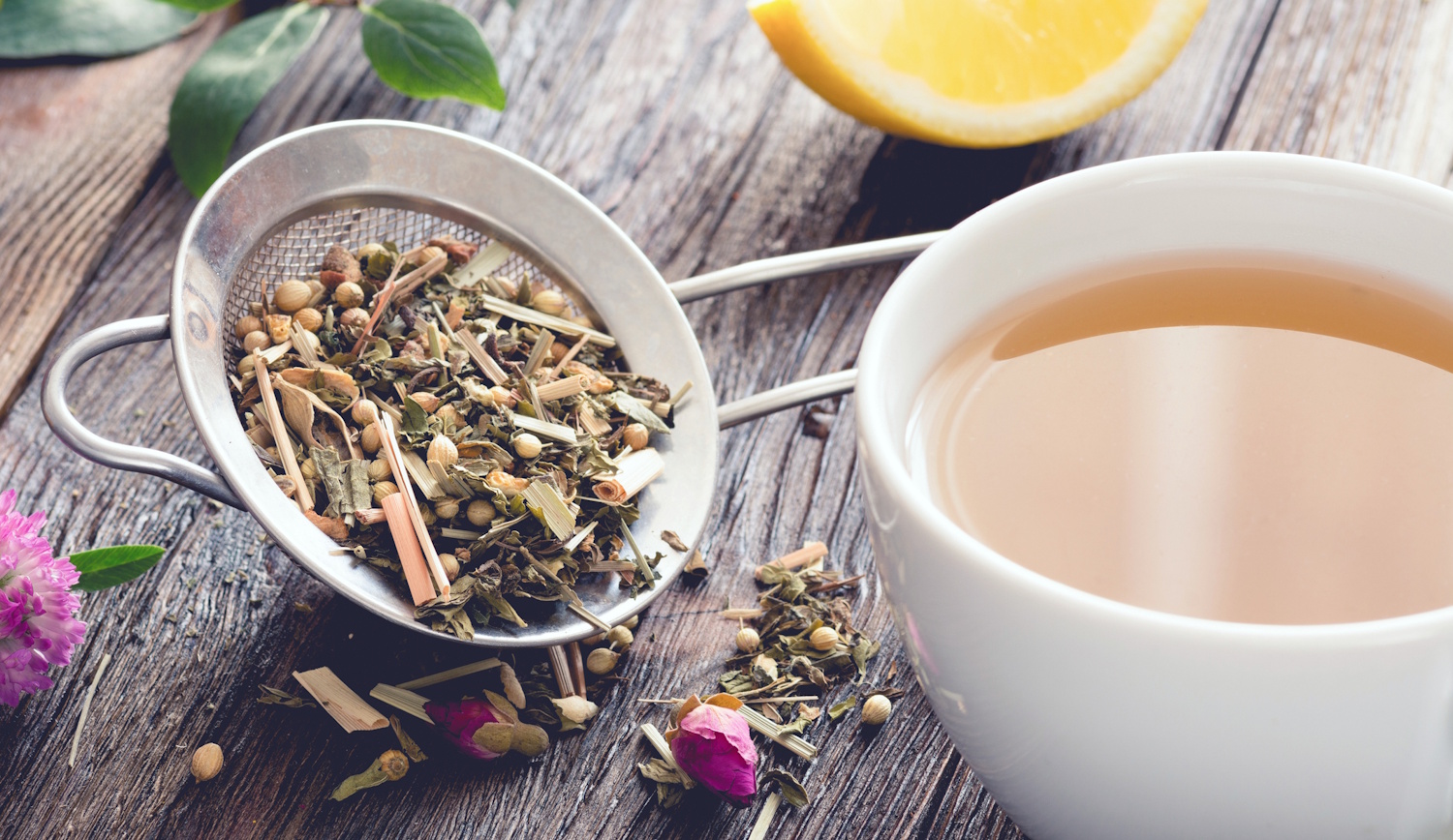 gyógytea csészében, gyógyfüvekkel, citrommal