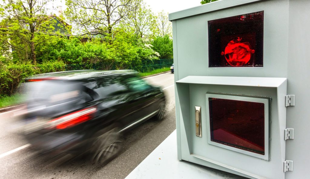 traffipax előtt hajt el autóval egy gyorshajtó