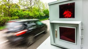 traffipax előtt hajt el autóval egy gyorshajtó