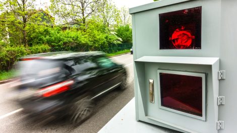 traffipax előtt hajt el autóval egy gyorshajtó