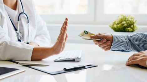 visszautasítja a hálapénzt egy orvos a betegtől