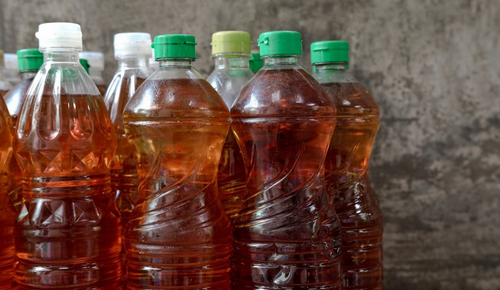 használt étolajak flakonban