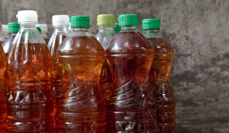 használt étolajak flakonban