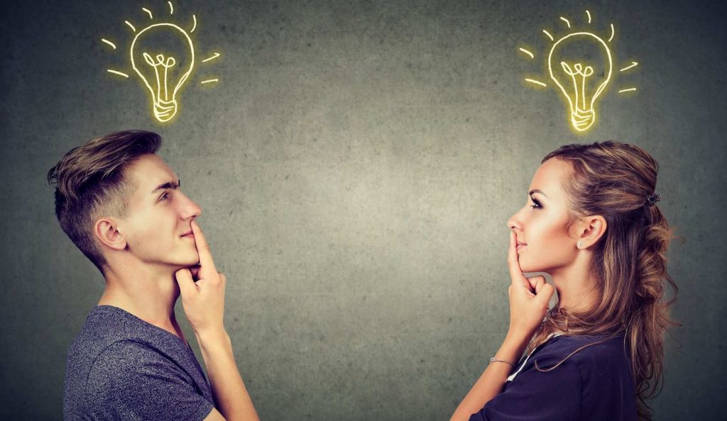 Nő és férfi egymással szemben gondolkodik