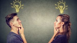 Nő és férfi egymással szemben gondolkodik