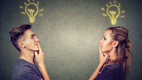 Nő és férfi egymással szemben gondolkodik