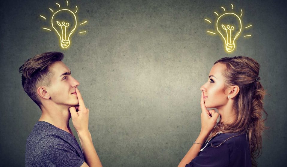 Nő és férfi egymással szemben gondolkodik