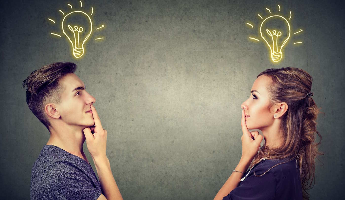 Nő és férfi egymással szemben gondolkodik