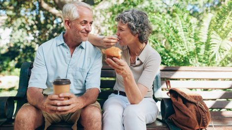 idősebb pár randevúzik a parkban