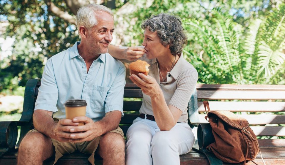 idősebb pár randevúzik a parkban
