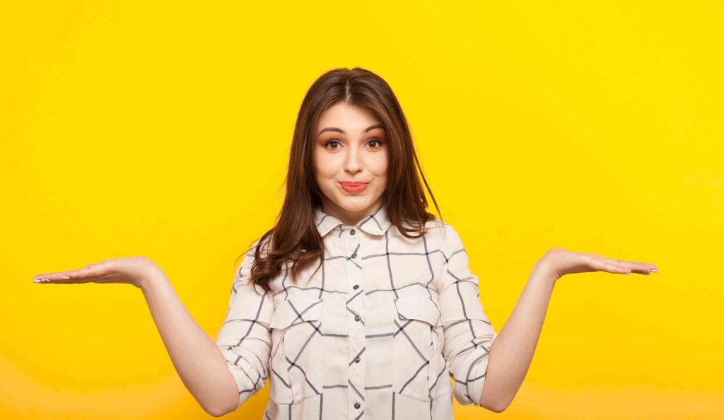 Nő széttárja karját