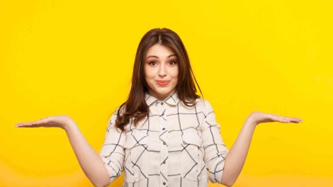 Nő széttárja karját