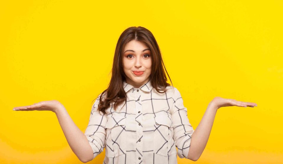 Nő széttárja karját