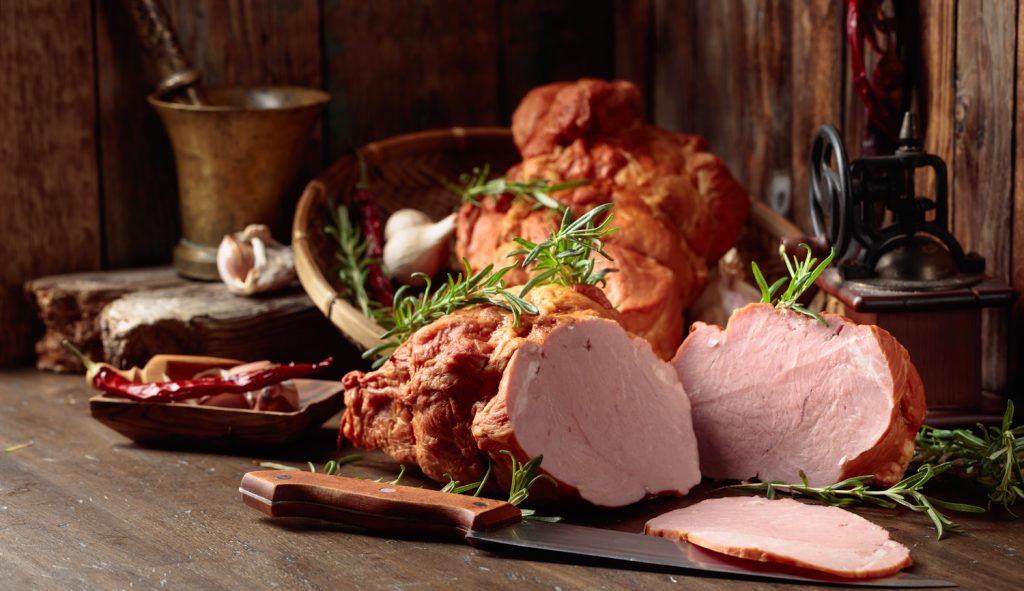 magyar húsvéti hagyományos füstölt sonka felszeletelve az asztalon