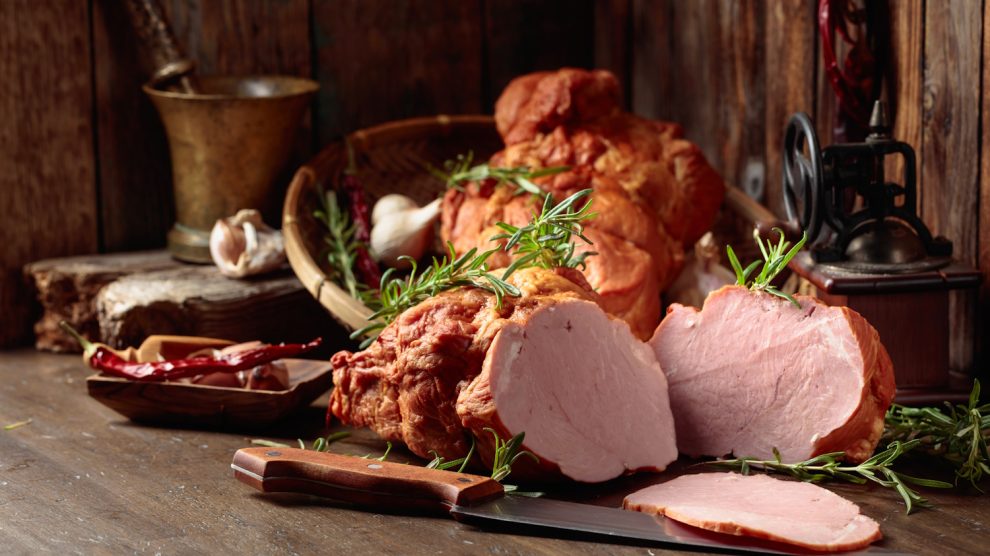 magyar húsvéti hagyományos füstölt sonka felszeletelve az asztalon