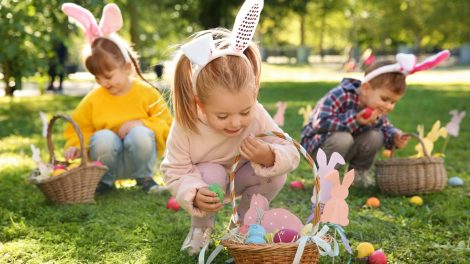 gyerekek tojást keresnek húsvétkor