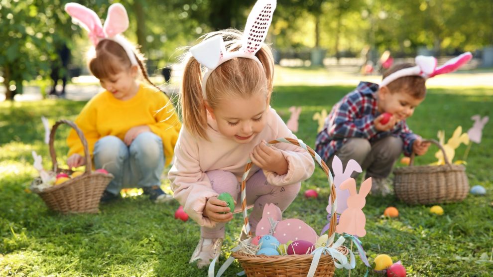 gyerekek tojást keresnek húsvétkor