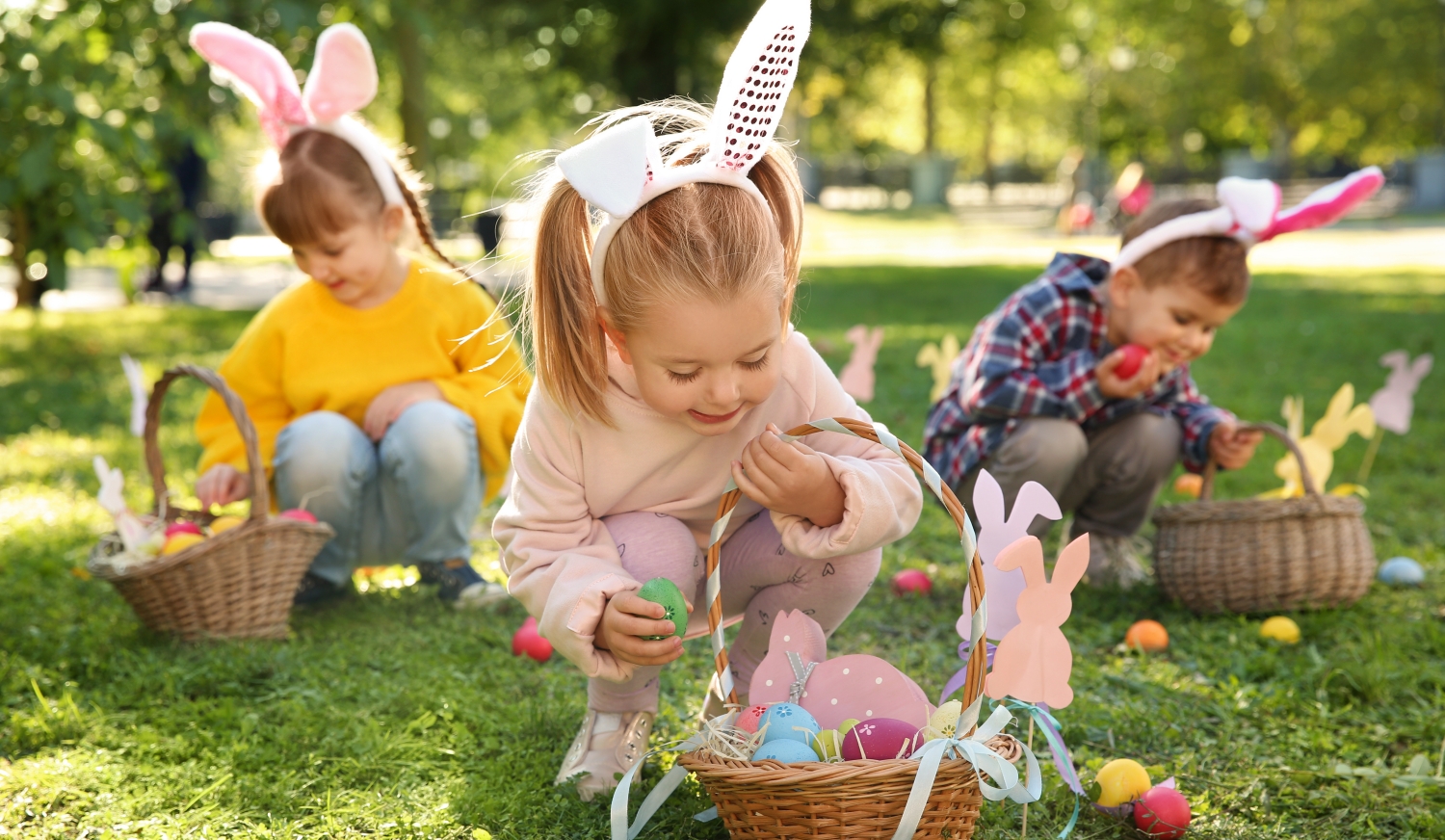 gyerekek tojást keresnek húsvétkor