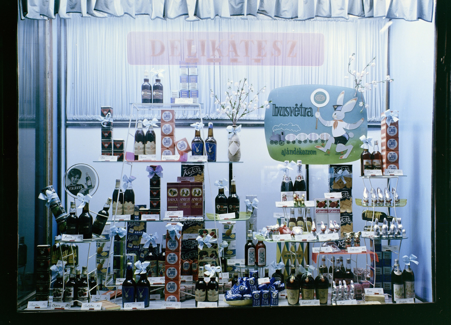 1966. a delikátesz kirakata a húsvéti kínálattal