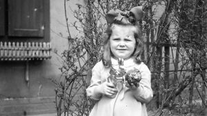 1956, kislány húsvéti csokinyuszival