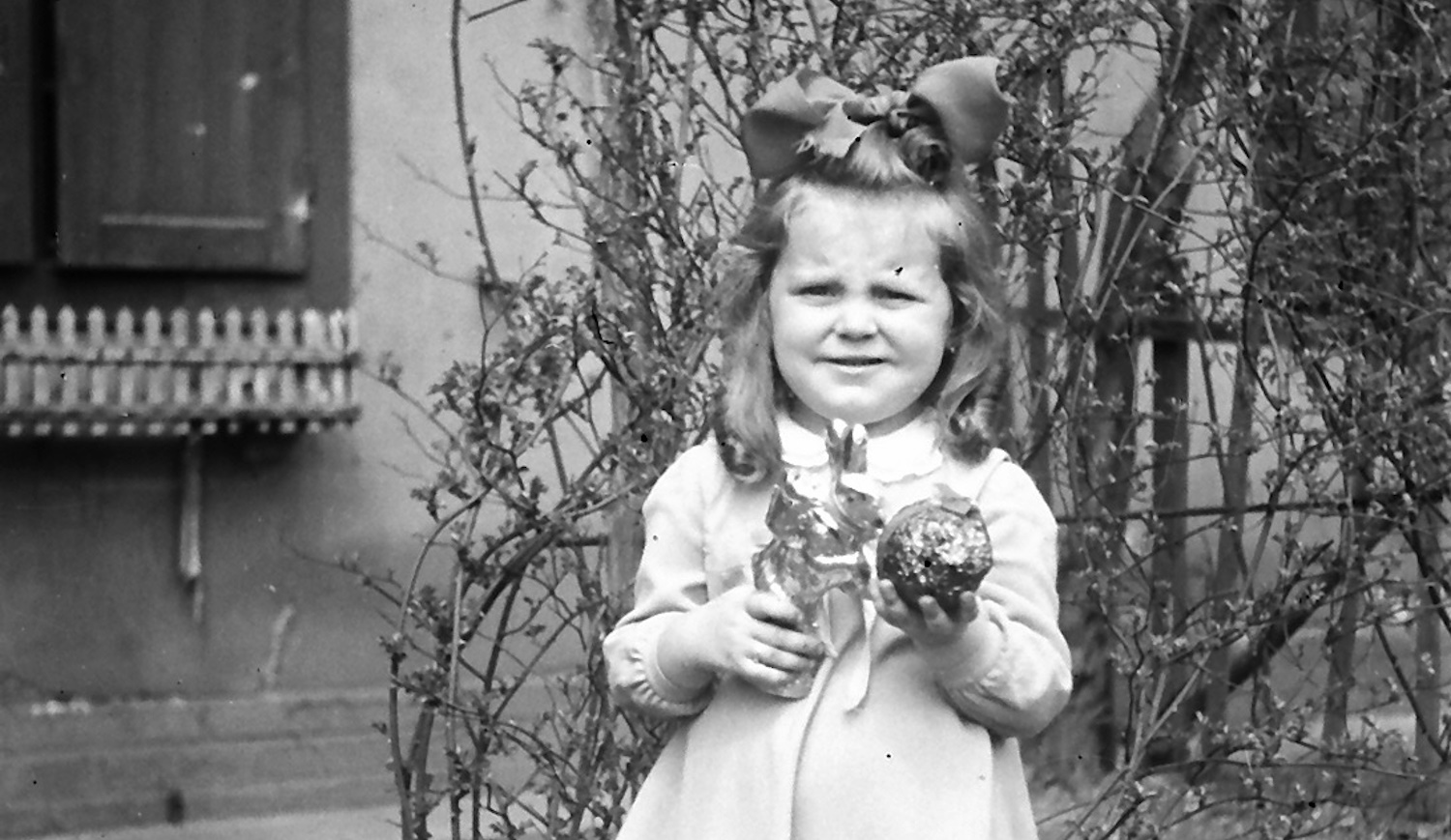 1956, kislány húsvéti csokinyuszival