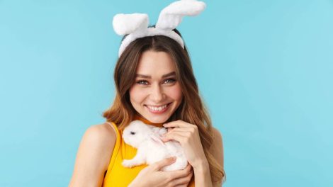 Nő nyuszival a kezében