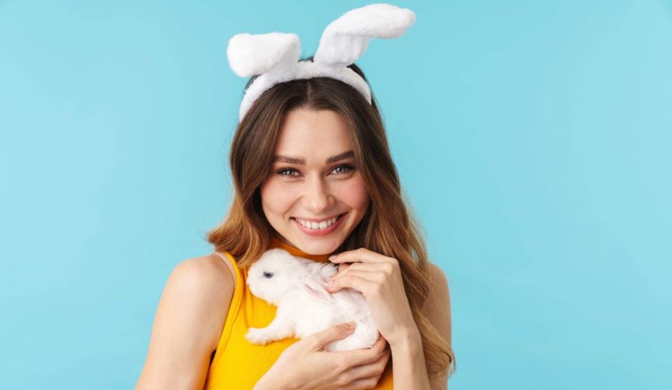 Nő nyuszival a kezében