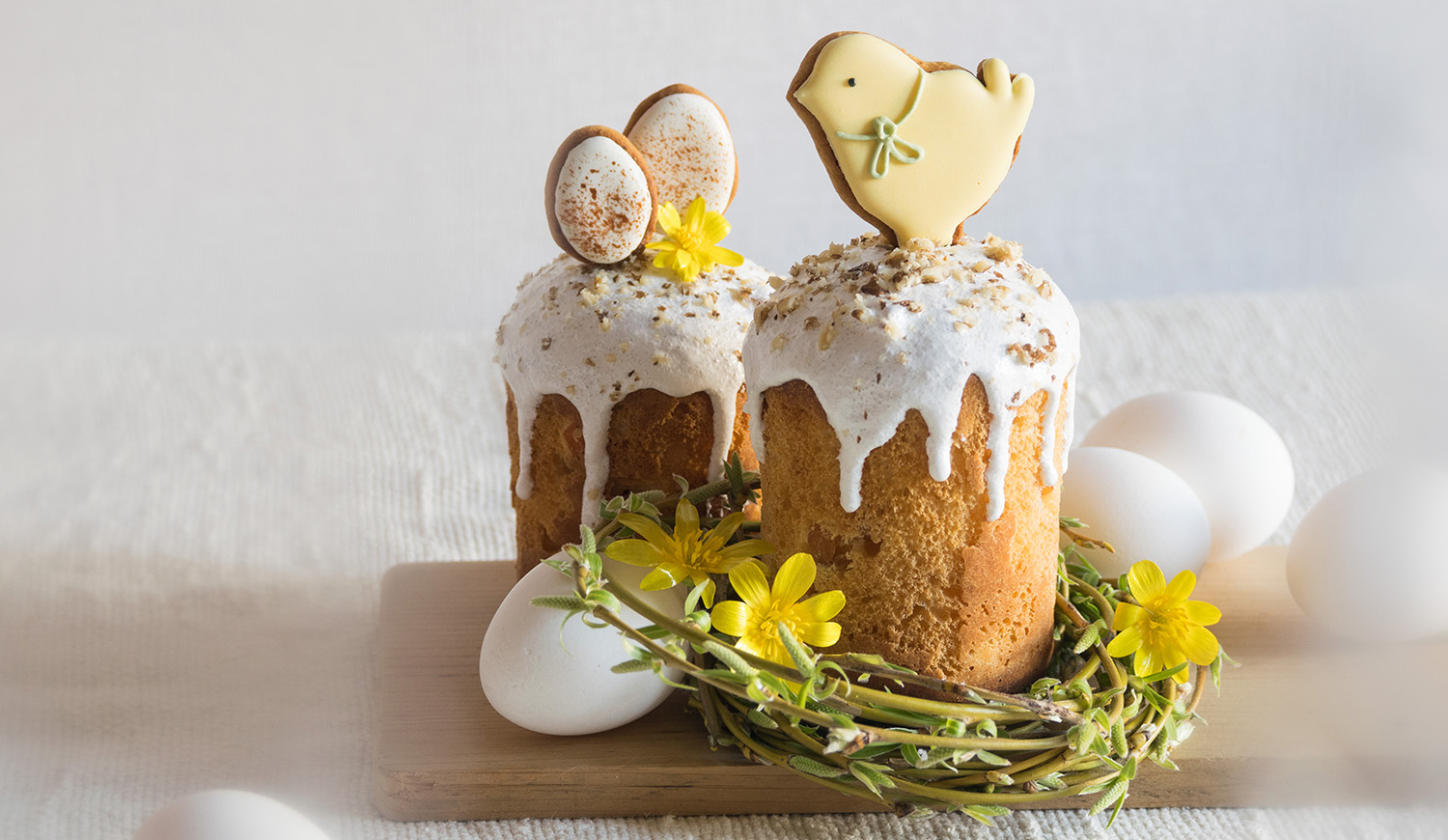 Húsvéti sütemény tojás és csirke díszítéssel
