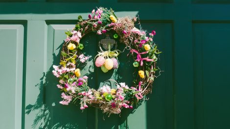 Zöld bejárati ajtón húsvéti koszorú