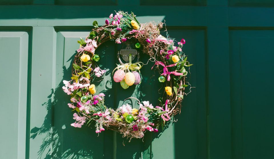 Zöld bejárati ajtón húsvéti koszorú