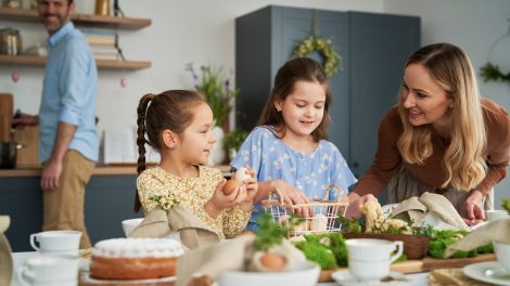húsvétkor együtt süt-főz egy kedves helyes család gyerekekkel