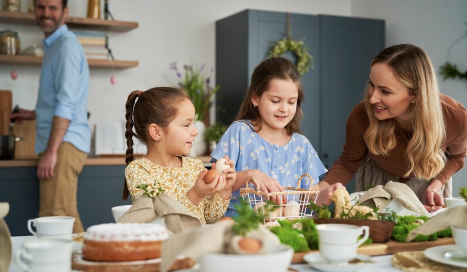 húsvétkor együtt süt-főz egy kedves helyes család gyerekekkel