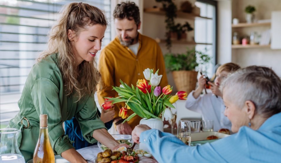 szépen terített húsvéti asztal ebéd család