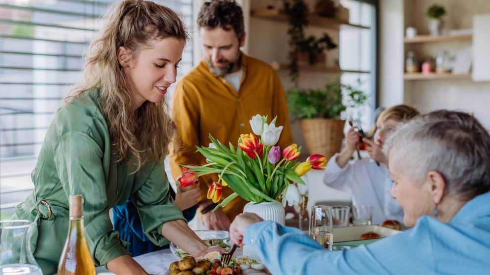 szépen terített húsvéti asztal ebéd család