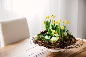 szép és egyszerű húsvéti asztaldekorció hagymásokkal mohával nyuszival