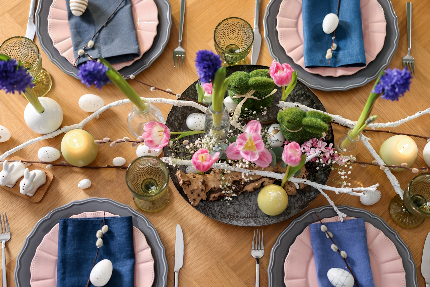 szép és egyszerű húsvéti asztaldekorció hagymásokkal mohával nyuszival