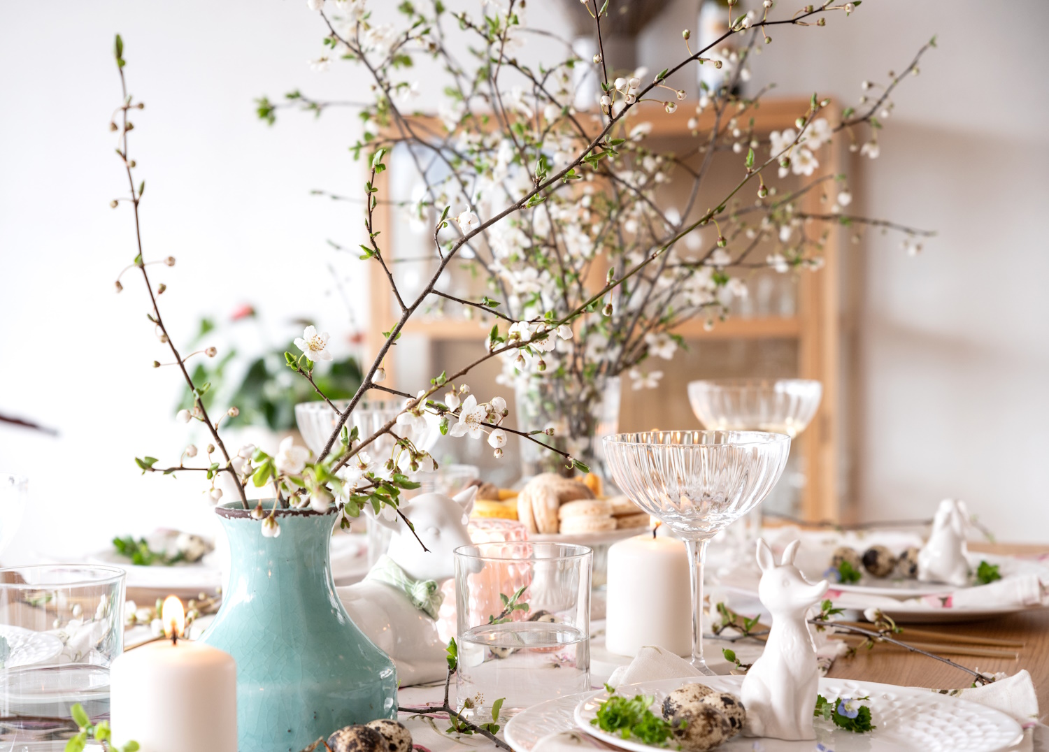 szép és egyszerű húsvéti asztaldekorció hagymásokkal mohával nyuszival