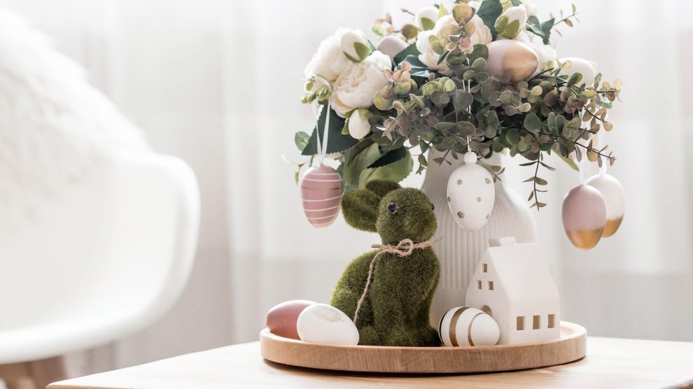 szép és egyszerű húsvéti asztaldekorció hagymásokkal mohával nyuszival