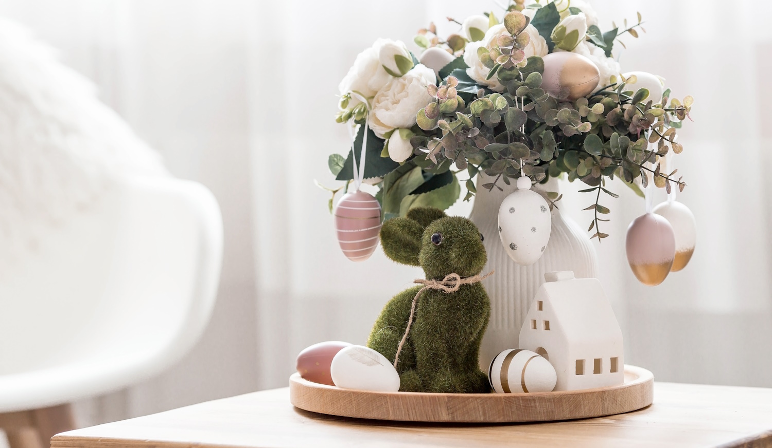 szép és egyszerű húsvéti asztaldekorció hagymásokkal mohával nyuszival