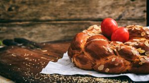húsvéti foszlós kalács piros tojással a közepén