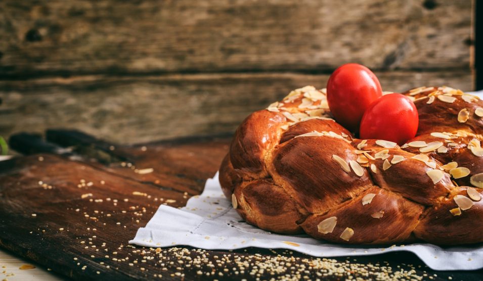 húsvéti foszlós kalács piros tojással a közepén