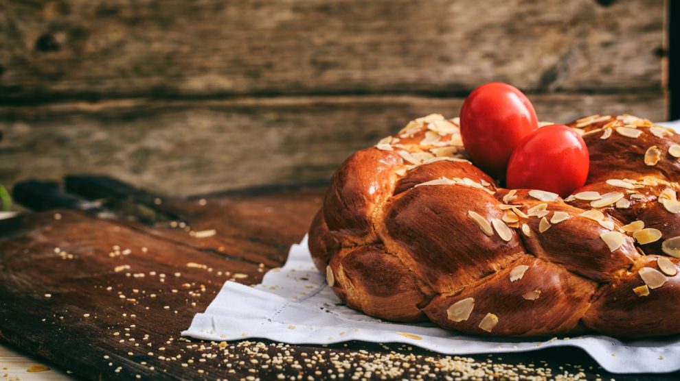 húsvéti foszlós kalács piros tojással a közepén