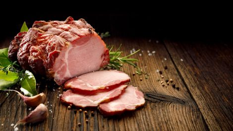 húsvéti sonka felvágva asztalon szépen tálalva