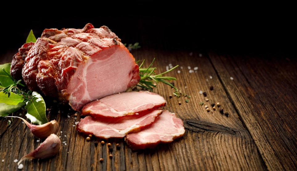 húsvéti sonka felvágva asztalon szépen tálalva