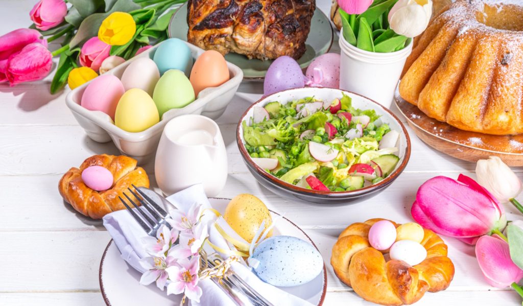 húsvéti sonkatál szépen elrendezve asztalon