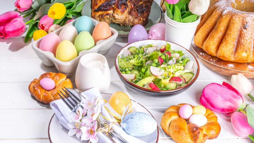 húsvéti sonkatál szépen elrendezve asztalon