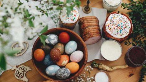 húsvéti asztal rajta virágzó ág, hímes tojások sonka